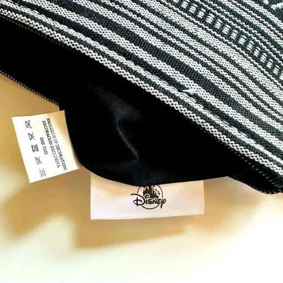 NWOT Disney Epcot Mexico World Showcase Mickey Embroidered Wristlet - Picture 7 of 7